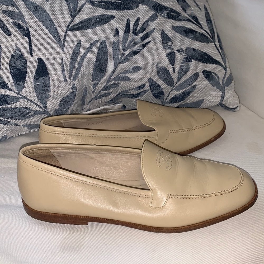 GENTLY LOVED CHANEL CREAM LOAFERS SIZE 39